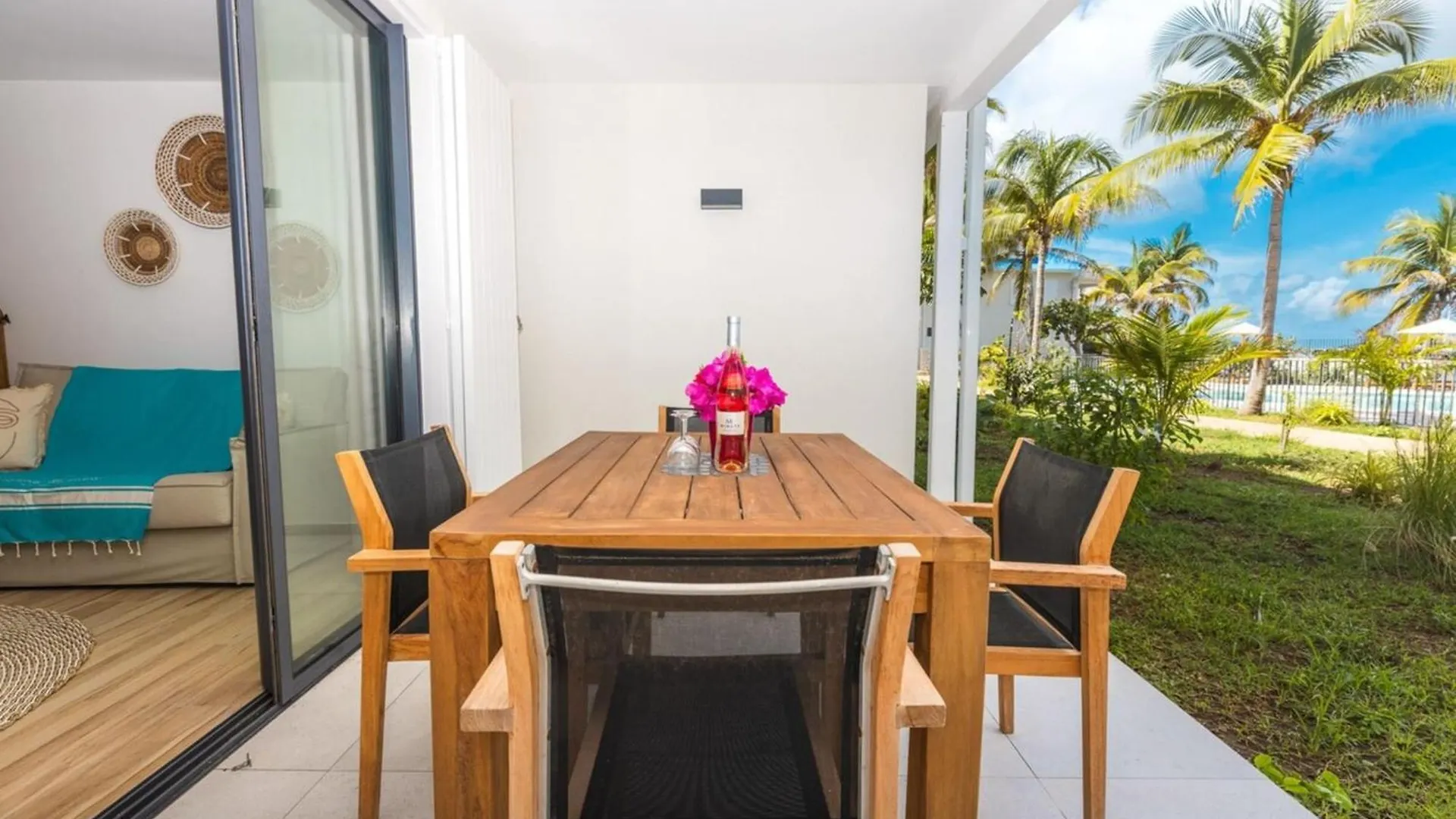 Luxurious Studio Alamanda Resort Orient Bay Apartment